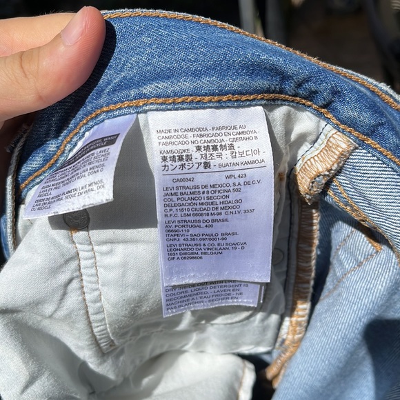 Red Tag Levi’s Distressed Boyfriend/Cigarette Jeans - Picture 4 of 7